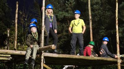 Juniorerne bygger et tårn i rafter